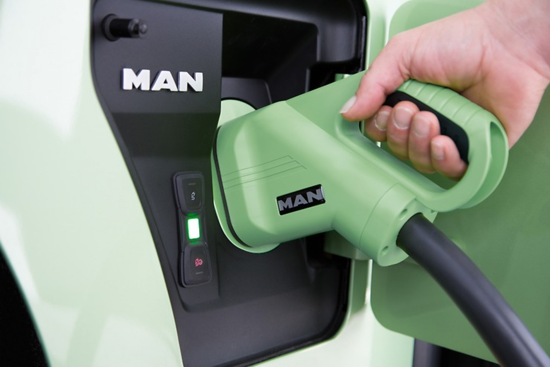 MAN Truck & Bus will sich im Rahmen der Charging Interface Initiative (CHARIN) für die Harmonisierung der Ladeleistungen und der CCS Positionierungen einsetzen.