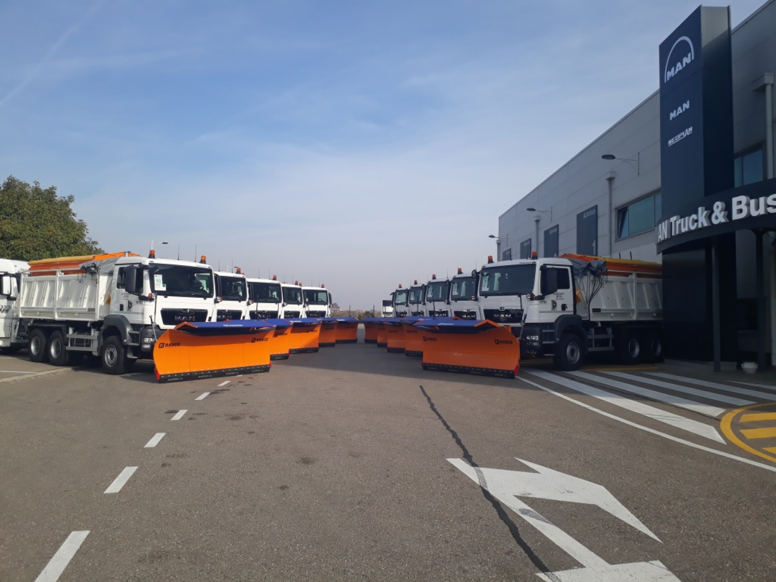 MAN Truck & Bus Importeur für Serbien und Montenegro übergibt 32 neue MAN an staatliche Unternehmen
