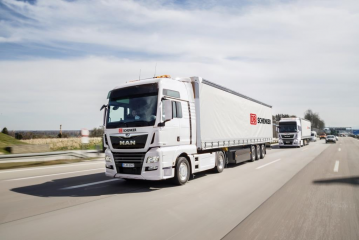 Platooning-Kooperation: Ähnlich wie in dieser Darstellung werden DB Schenker und MAN ab 2018 elektronisch gekoppelte Lkw auf der A 9 zwischen München und Nürnberg testen.