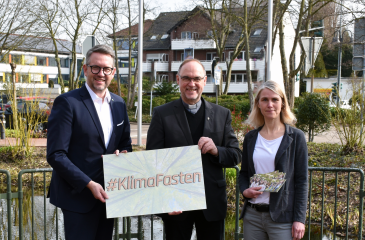 v.l.: Landrat Ingo Brohl, Weihbischof Lohmann und Julia Jörgensen von der Fachstelle EnKe des Kreises Wesel