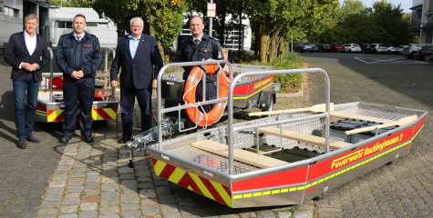  Die Feuerwehr Recklinghausen hat drei neue Hochwasserboote, die jetzt (v.l.) Bürgermeister Christoph Tesche, Feuerwehr-Leiter Thorsten Schild, Dezernent Ekkehard Grunwald und Matthias Trachternach von den Technischen Diensten der Feuerwehr entgegen nahme