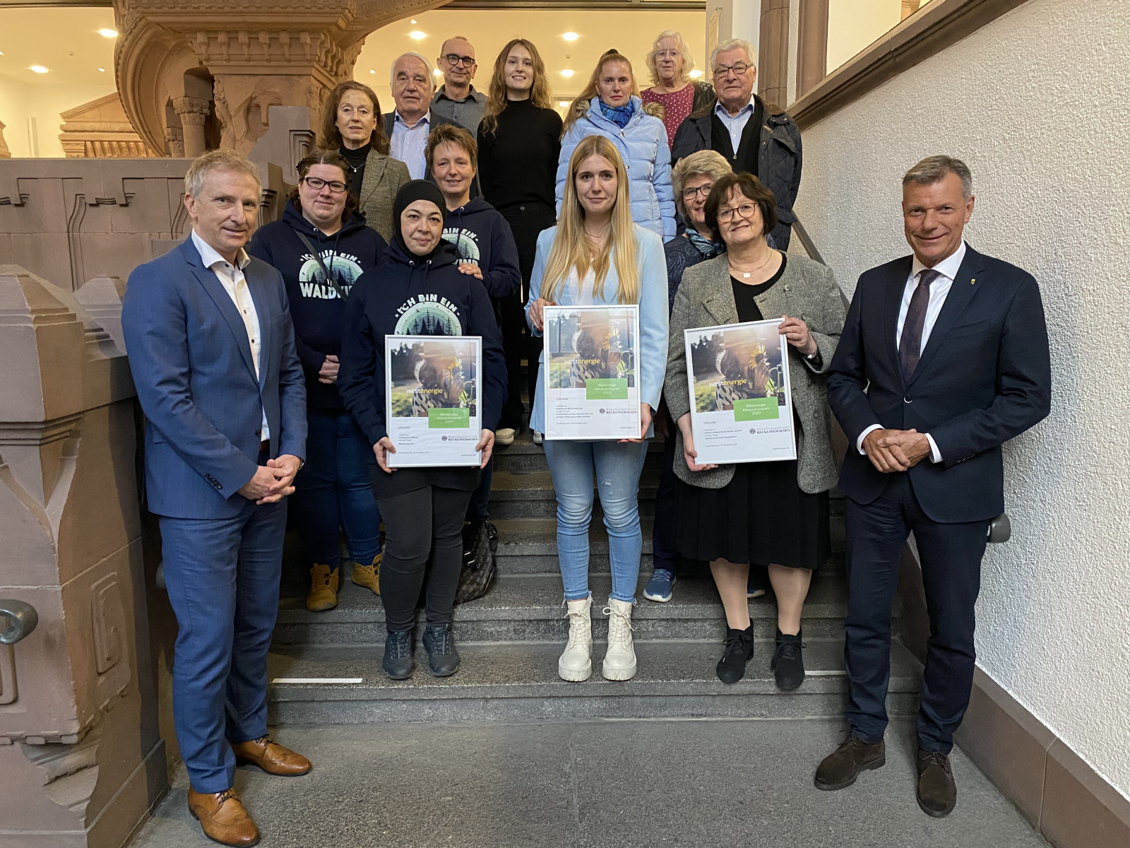 Bürgermeister Christoph Tesche (rechts) und Westenergie-Kommunalmanager Dirk Wißel (links) verliehen den Westenergie Klimaschutzpreis 2023 an die diesjährigen Gewinner*innen.