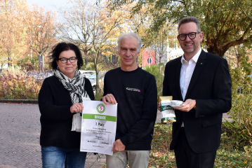  v.l.n.r. Petra Hülsken (Kreis Wesel) nimmt als Veranstaltungskoordinatorin die Urkunde von Edzard Wirtjes (Stadt Land zu Fuss) gemeinsam mit Landrat Ingo Brohl entgegen. Foto: Kreis Wesel 