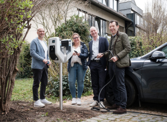 v.l.n.r. Antonio da Silva, Geschäftsführer Pagateq; Vertriebsexpertin Michelle Metze, SWB Energie und Wasser; Markus Schierack, Geschäftsführer Pagateq sowie Jürgen Winterwerp, SWB-Kommunikationsleiter, stellen die neuen Wallboxen vor. (Foto: Martin Magun