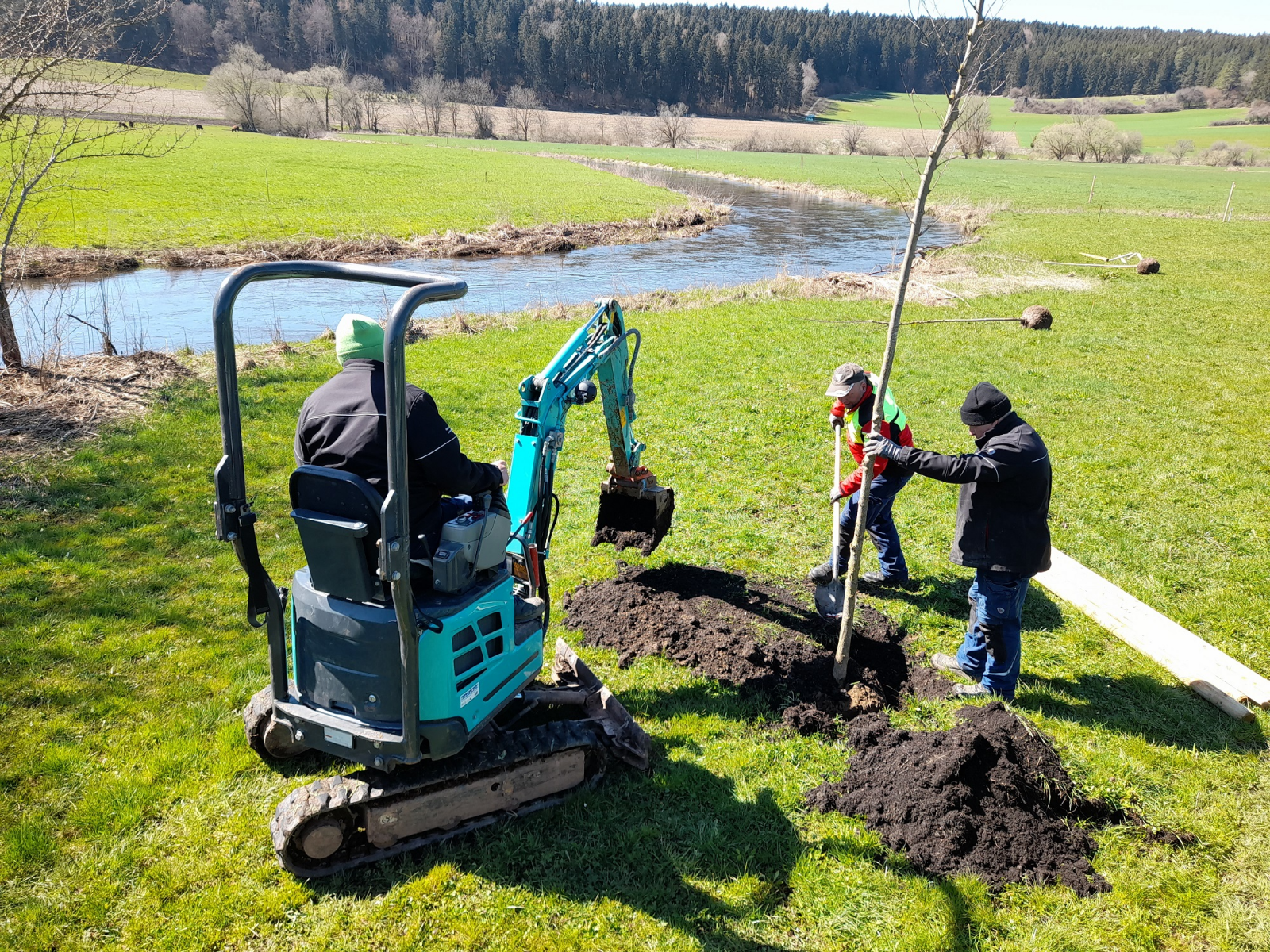 Naturnahe Gestaltung: Wasserbauarbeiter des Betriebshofs Donaueschingen pflanzen an der Brigach heimische Bäume. Foto: Regierungspräsidium Freiburg