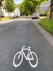 500 Radfahrer-Piktogramme für das Stadtgebiet