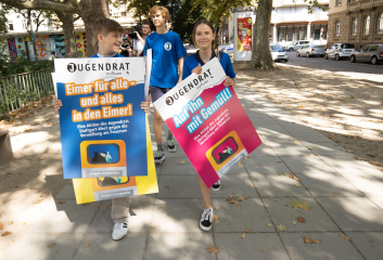 Plakataktion des Jugendrats Stuttgart‐West gegen die Vermüllung am Feuersee