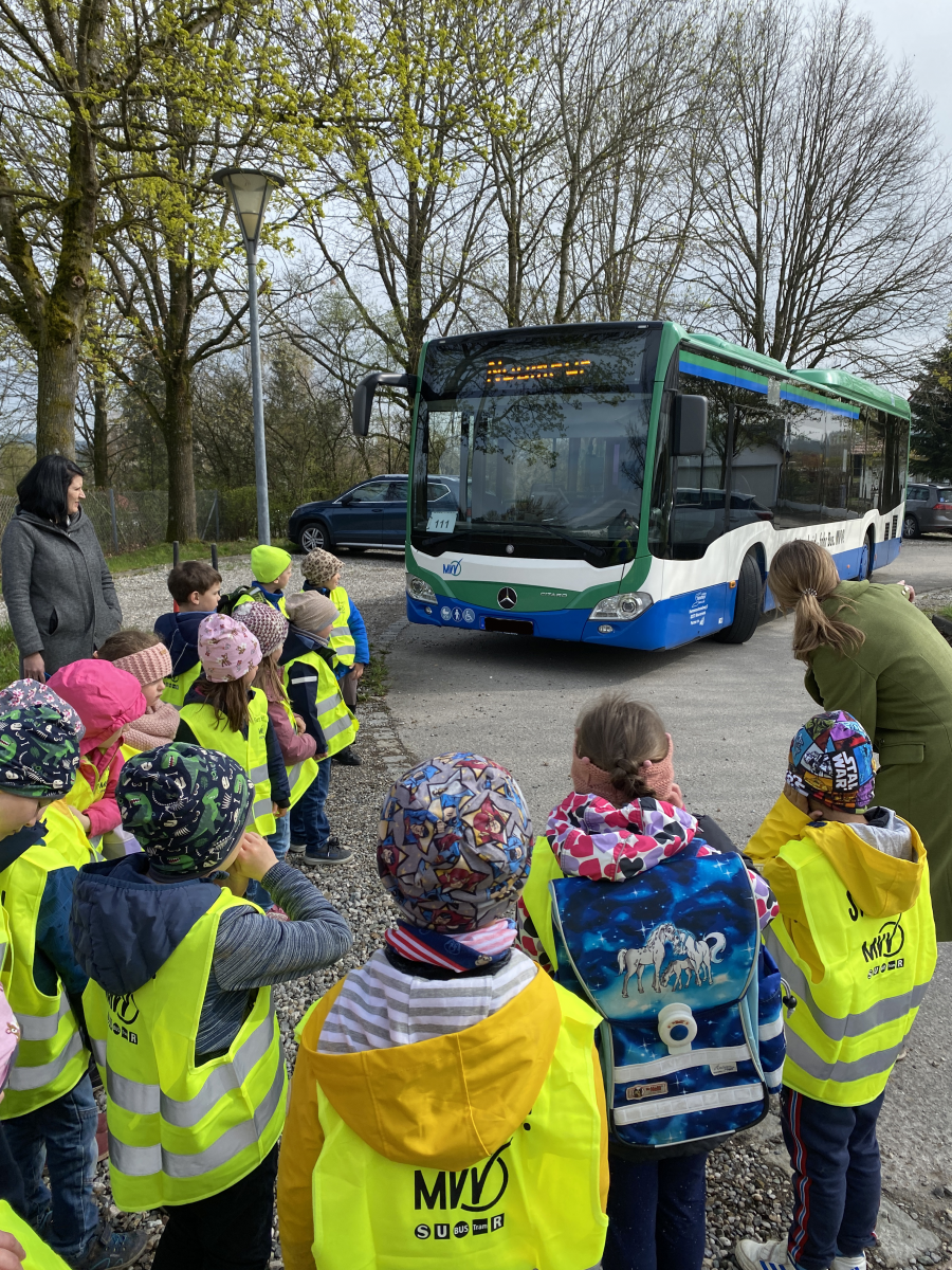 Sicherheitstraining „Fit für den Bus“ für Kindergartenkinder erweitert