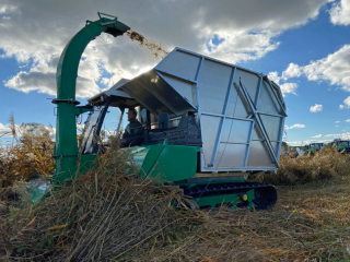 Schilfernte. Die großflächige Erprobung etablierter und neuer Erntetechnik für Moorbiomasse ist u. a. im Projekt WetNetBB geplant. Foto: FNR/ M. Spittel