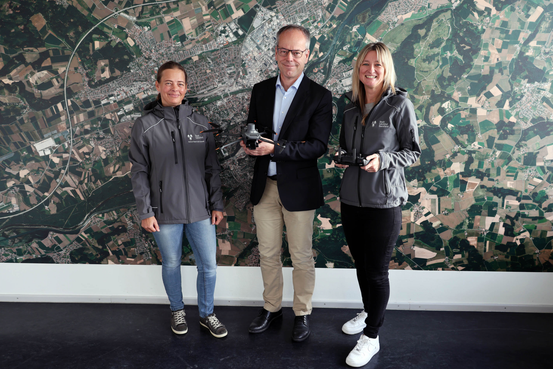 Freuen sich schon auf den ersten Drohnenflug: Johannes Doll, Leiter des Referats für Bauen und Umwelt, Justina Wagner (rechts) und Kerstin Kainz (links) vom Sachgebiet Geoinformation und Vermessung.
