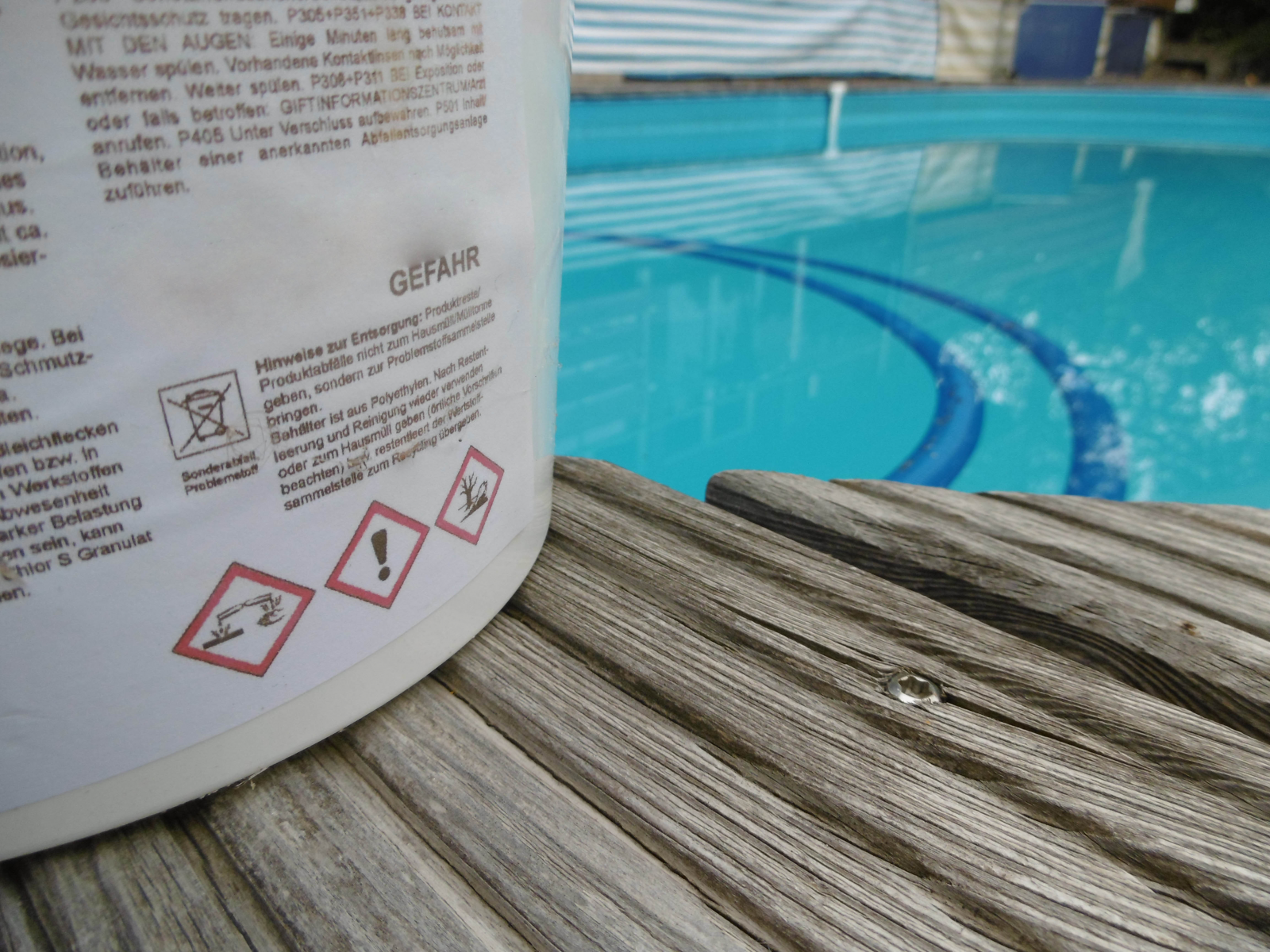 Für ungetrübten Badespaß im heimischen Pool: Dosierungsvorschriften beachten