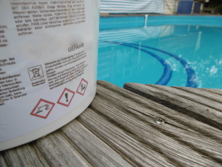 Für ungetrübten Badespaß im heimischen Pool: Dosierungsvorschriften beachten - Image