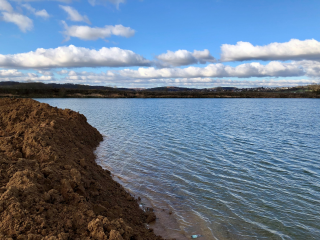 An diesem in Verfüllung befindlichen Baggersee ist Baden strengstens verboten. Foto: RP Gießen