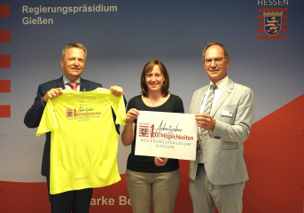 1 Arbeitgeber – 1.000 Möglichkeiten: Regierungspräsident Dr. Christoph Ullrich (r.), Regierungsvizepräsident Martin Rößler und RP-Mitarbeiterin Sabrina Panz präsentieren das neue Logo, das den Menschen in Mittelhessen jetzt immer wieder begegnen wird.