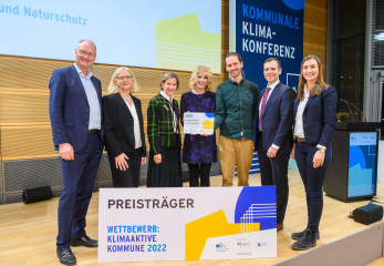 Bei der Preisverleihung am gestrigen Montag in Berlin – der Landkreis wurde für seine interkommunale Wärmeplanung ausgezeichnet. Von links nach rechts: Sven Plöger, Moderator; Cornelia Rösler, Leiterin Bereich Umwelt, Deutsches Institut für Urbanistik; Ma