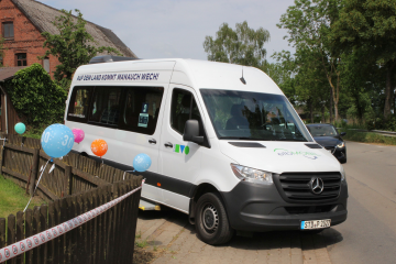 Foto ©Landkreis Harburg/ Bildunterschrift:  Der On-Demand-Shuttle-Service elbMOBIL des Landkreises Harburg und der Samtgemeinde Elbmarsch.