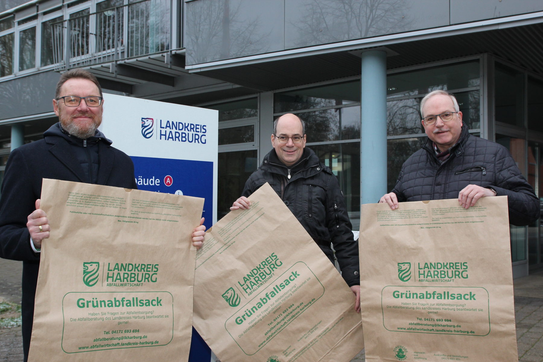 Foto ©Landkreis Harburg / Bildunterschrift:  Auf die künftig noch günstigere Lösung der Sammlung von Grüngut per Grünabfallsack weisen (von links) Erster Kreisrat Josef Nießen sowie Jörg Klenner und Frank Sameluck von der Abfallwirtschaft des Landkreises 