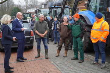 Landrat Uwe Fietzek (2.v.l.) und Dezernentin Dr. Elke Bertke (links) im Gespräch mit Landwirten, die an der Protestaktion vor dem Grafschafter Kreishaus in Nordhorn teilnehmen. (Foto: Landkreis Grafschaft Bentheim)