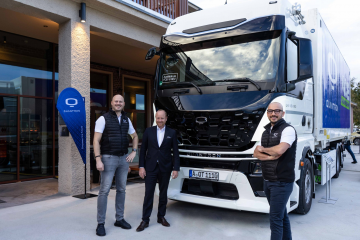 QUANTORN QHM AERO Truck mit QUANTRON Management Martin Lischka (CMO, Brand & Strategy), Andreas Haller (Gründer und Vorstandsvorsitzender), Koorosh Shojaei (Design Lead)