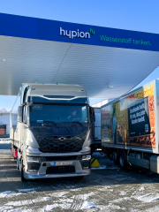 QUANTRNO QHM FCEV AERO an der Hypion Tankstelle in Neumünster