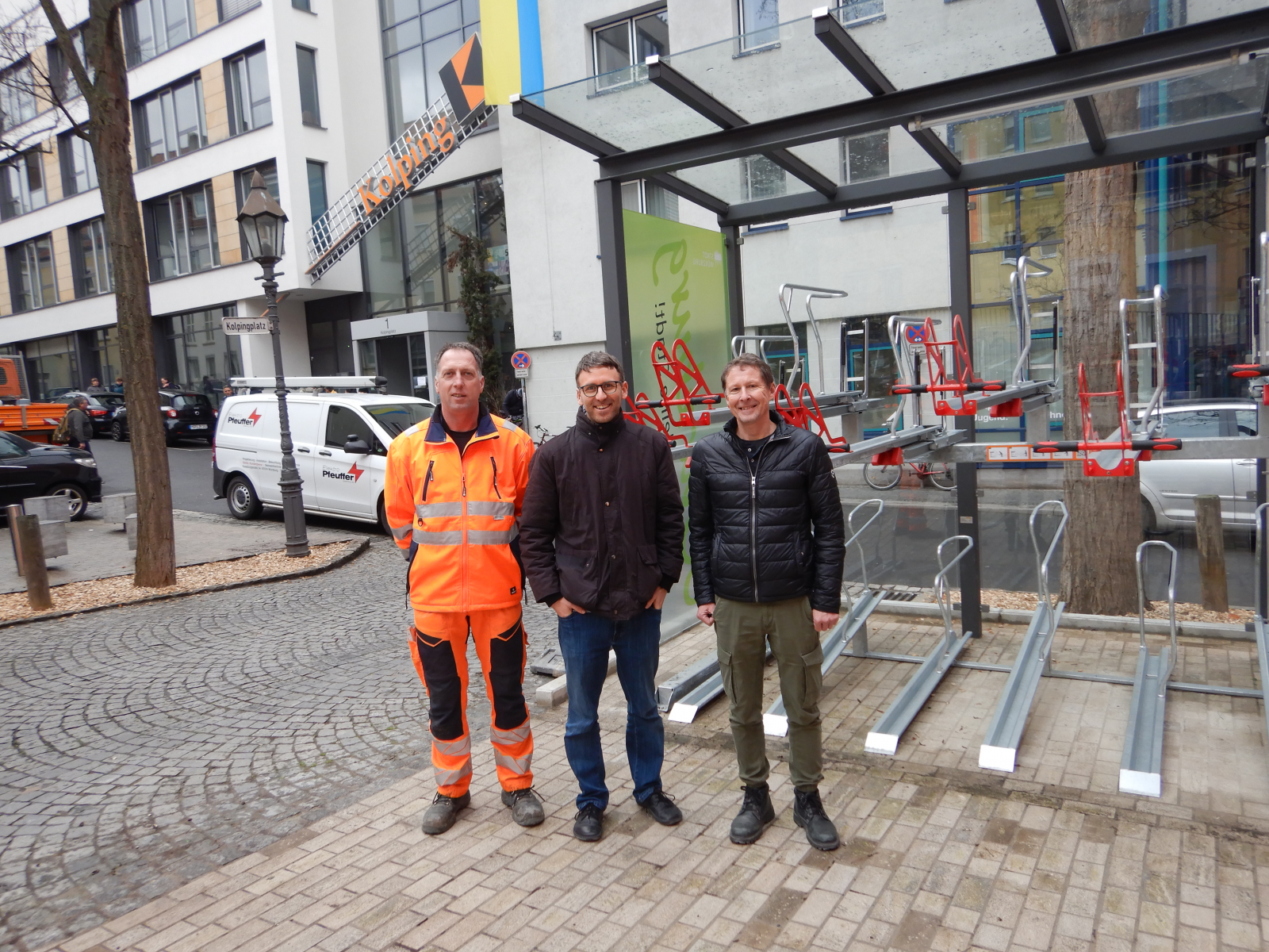 Dieter Zipprich (Fachbereich (FB) Tiefbau und Verkehrswesen, Bauhof), Tobias Mattheis (FB Tiefbau und Verkehrswesen, Radverkehr) und Werner Eirich (FB Hochbau) bei der Radgarage am Kolpingplatz. Foto: Gerhard Bemerl