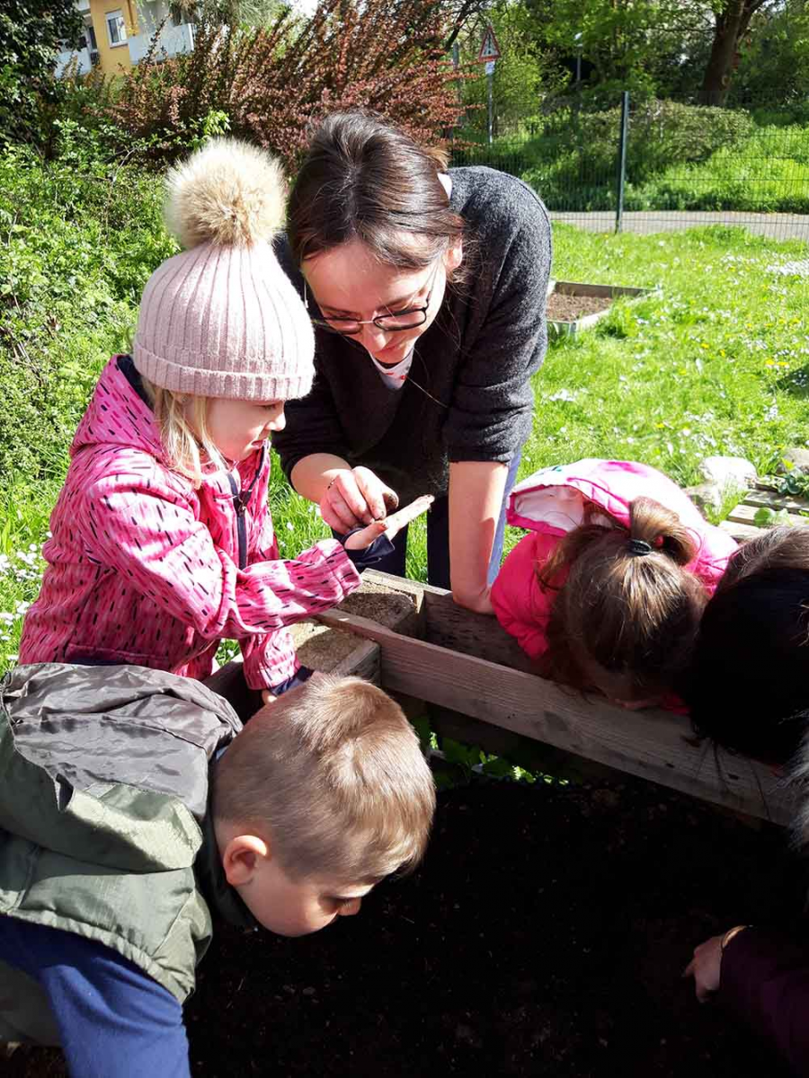 Kinder lernen Abfall kennen