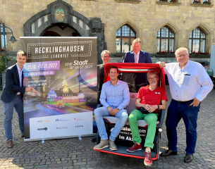 Freie Fahrt für „Recklinghausen leuchtet 2022“: Auf die Veranstaltung unter freuen sich Georg Gabriel (Abteilungsleiter Stadtmarketing), Lars Tottmann, Marius Ebel (beide Geschäftsführer Arena Recklinghausen GmbH), Bürgermeister Christoph Tesche, Dieter Z