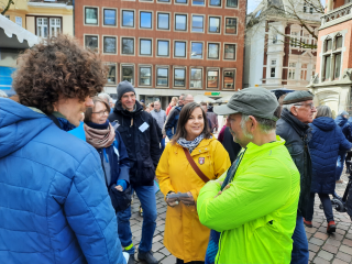 Stadtbaurätin Christine-Petra Schacht (mittig in gelb) im Austausch mit Bürgerinnen und Bürgern beim Aktionstag „Hallo Fahrrad“, wo unter anderen der Klimaschutzplan und der Mobilitätsplan vorgestellt wurde. Foto: Stadt Oldenburg