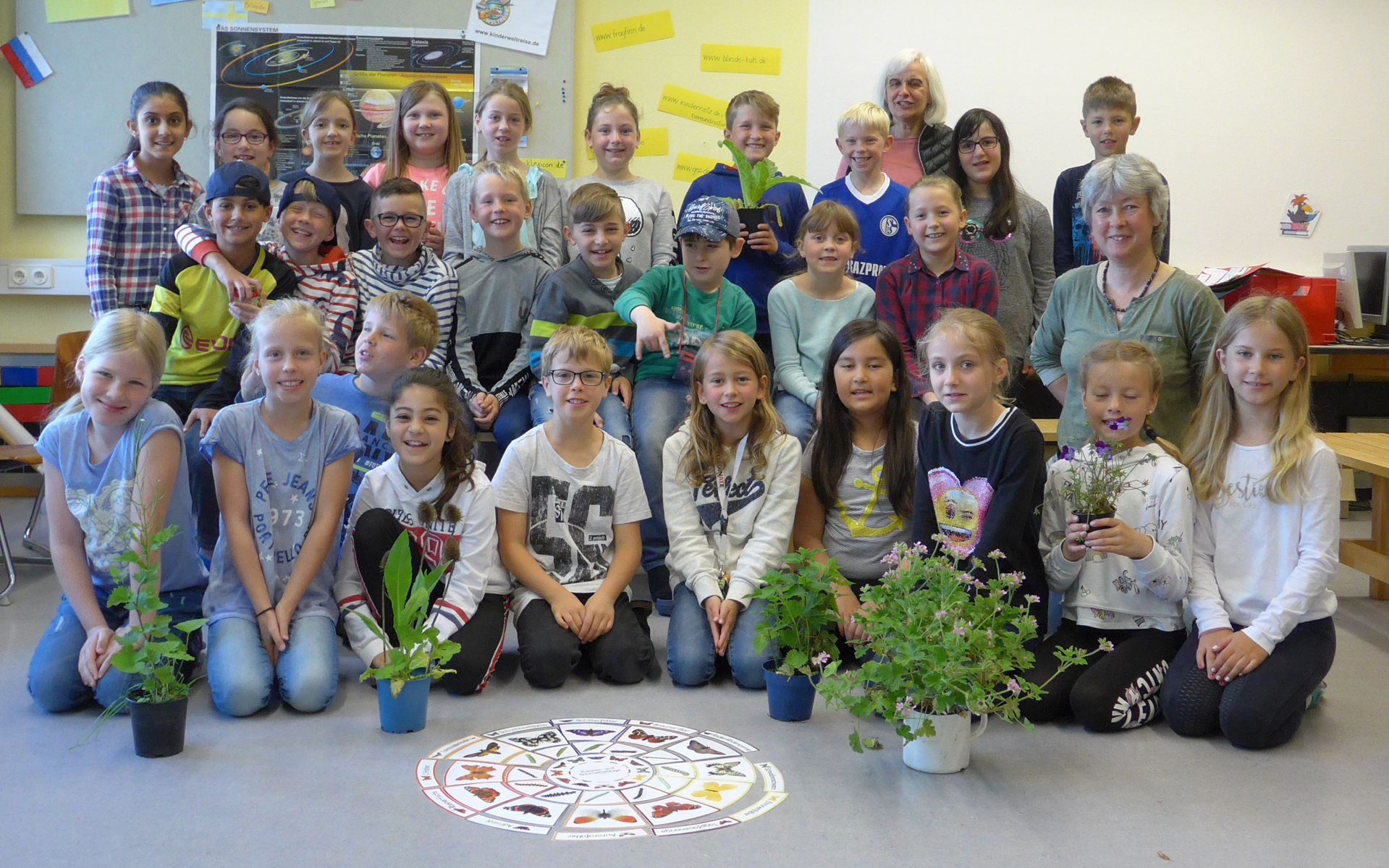 Grundschülerinnen und -schüler sind fasziniert vom Schmetterling