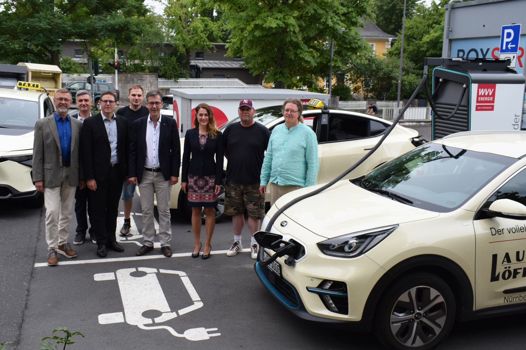 Schnellladung in nur 20 Minuten: Michael Engelhardt (Taxi Würzburg eG), Bernd Hammer (WVV-Abteilungsleiter Telekommunikation & Verkehrstechnik), Bürgermeister Martin Heilig (von links), besuchten zusammen mit Oberbürgermeister Christian Schuchardt und WVV