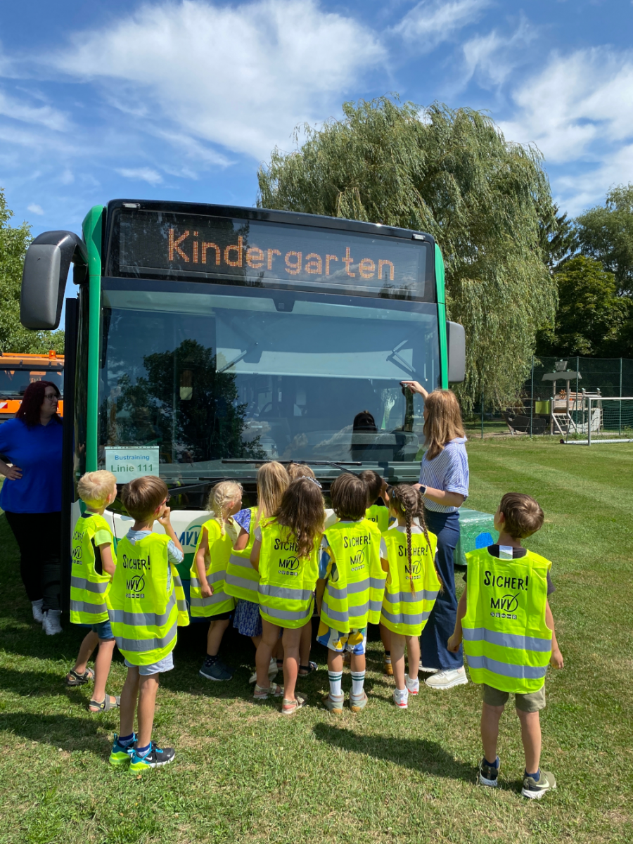 Fernsehteam begleitet Stabsstelle „Öffentliche Mobilität“ des Landratsamtes Fürstenfeldbruck beim Bustraining für Vorschulkinder