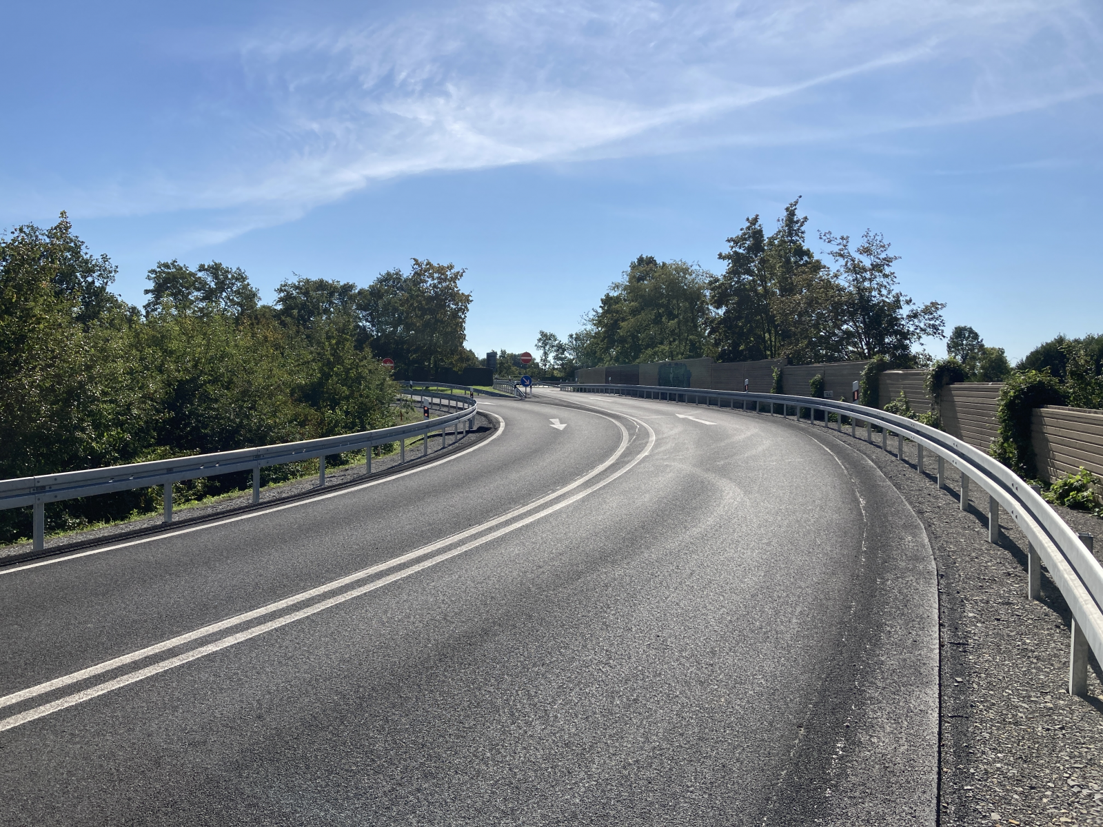 Die Sicherheitsauditoren der Autobahn prüfen potenzielle Sicherheitsrisiken etwa im Bereich von Anschlussstellen auch vor Ort: Wie hier an der A33 in Paderborn-Sennelager. Auf dem zweiten Motiv ist Alexandra Marketon zu sehen. Fotos: Boris Wucherpfennig/ 