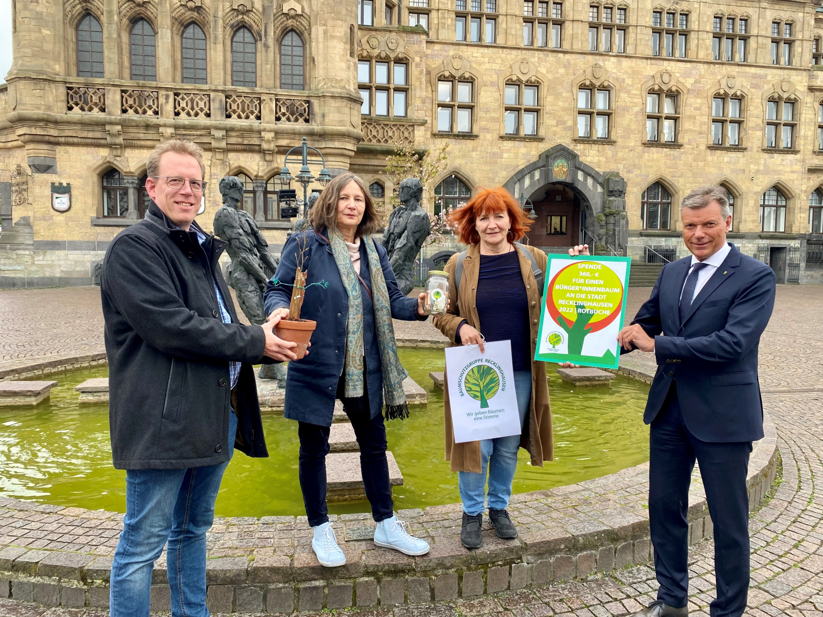 Bettina Hahn (l.) und Leoni Buscher überreichen an Christoph Tesche (r.) und Stefan Frackowiak die Spende in Höhe von 360 Euro. Foto: Stadt RE