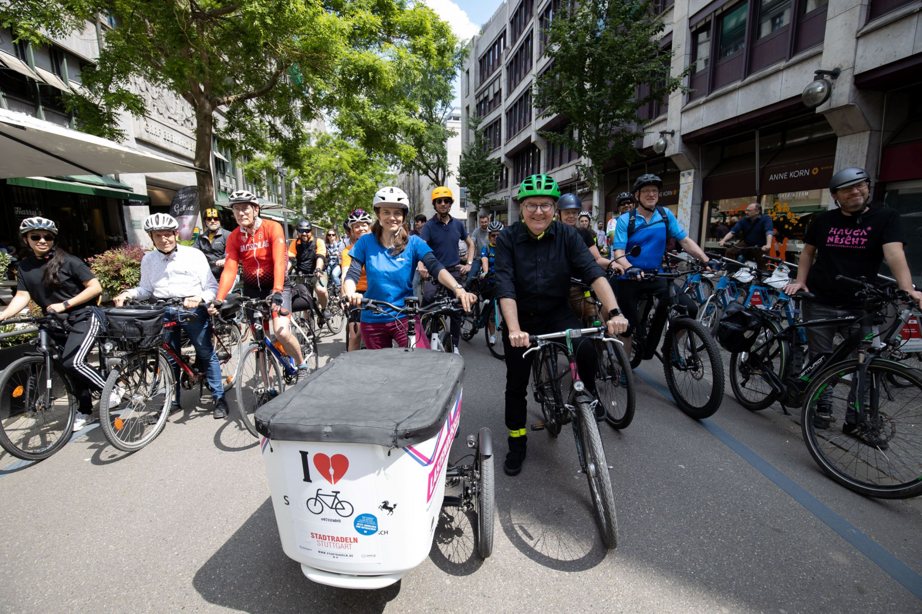 Der Bürgermeister für Städtebau, Wohnen und Umwelt, Peter Pätzold (rechts vorne) und die Fahrradbeauftragte der Landeshauptstadt Stuttgart, Eva Adam (auf dem Lastenrad), bei der Auftaktveranstaltung zum Stadtradeln Stuttgart 2022.