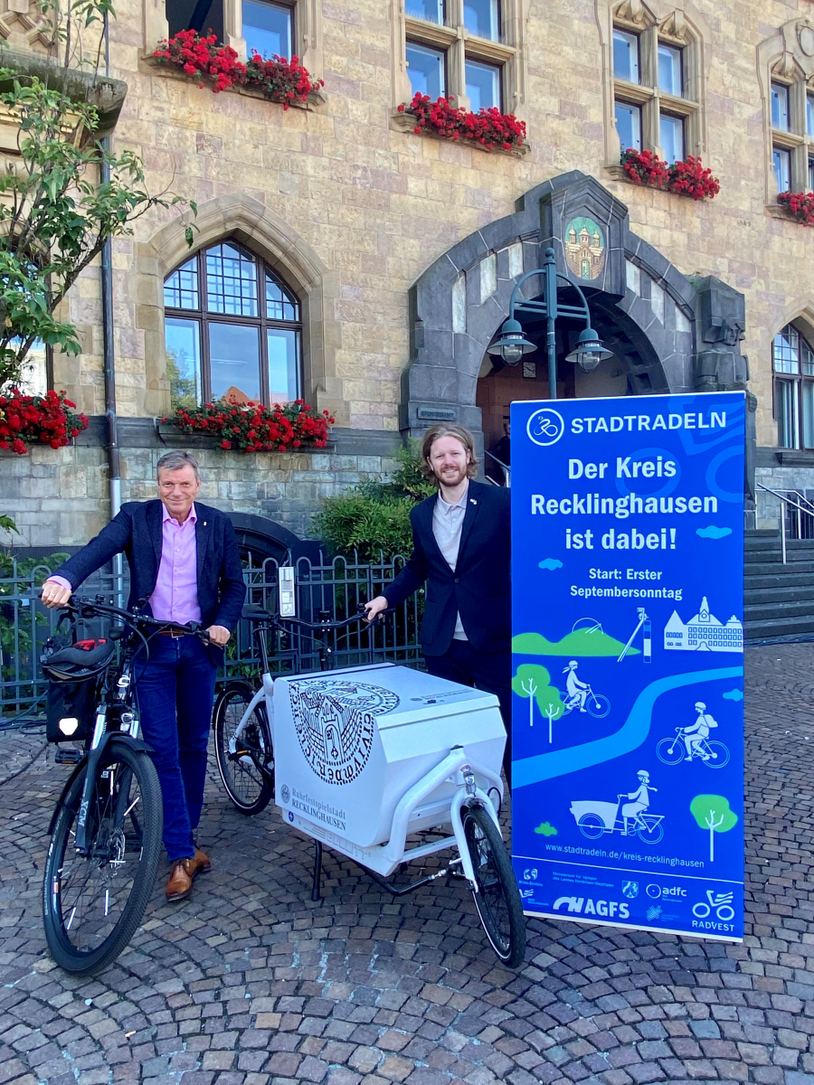 Bürgermeister Christoph Tesche (l.) und Nahmobilitätskoordinator David Herz werben für das STADTRADELN in Recklinghausen. Foto: Stadt RE/Archiv