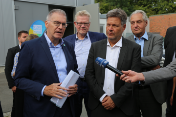 (v.l.) Jürgen Bayer (Geschäftsführer Stadtwerke Bayreuth), Thomas Ebersberger (Oberbürgermeister Stadt Bayreuth), Robert Habeck (Bundeswirtschaftsminister), Prof. Dieter Brüggemann (Leiter Zentrum für Energietechnik an der Universität Bayreuth)