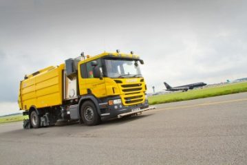 Airport Stansted reinigt mit Schmidt und Scania