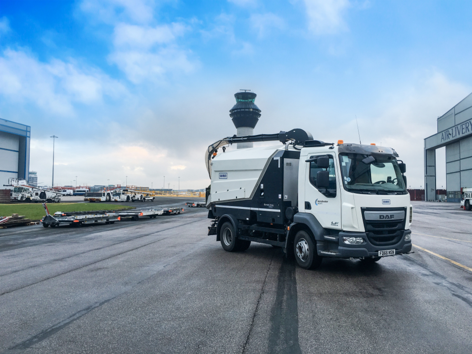 Aufbaukehrmaschine hält Flughafen blitzblank