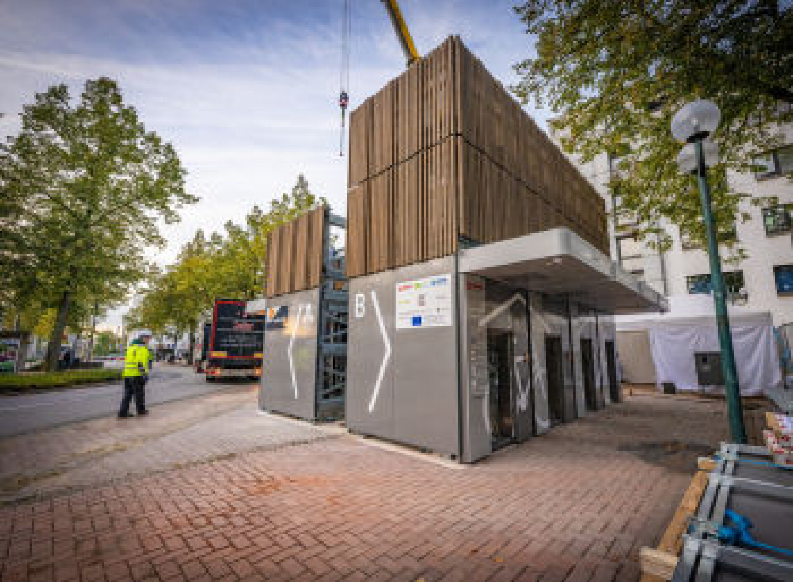 Am Beueler Bahnhof steht bereits der erste Rohbau eines Fahrradparkhauses. (Foto: SWB/Benjamin Westhoff)