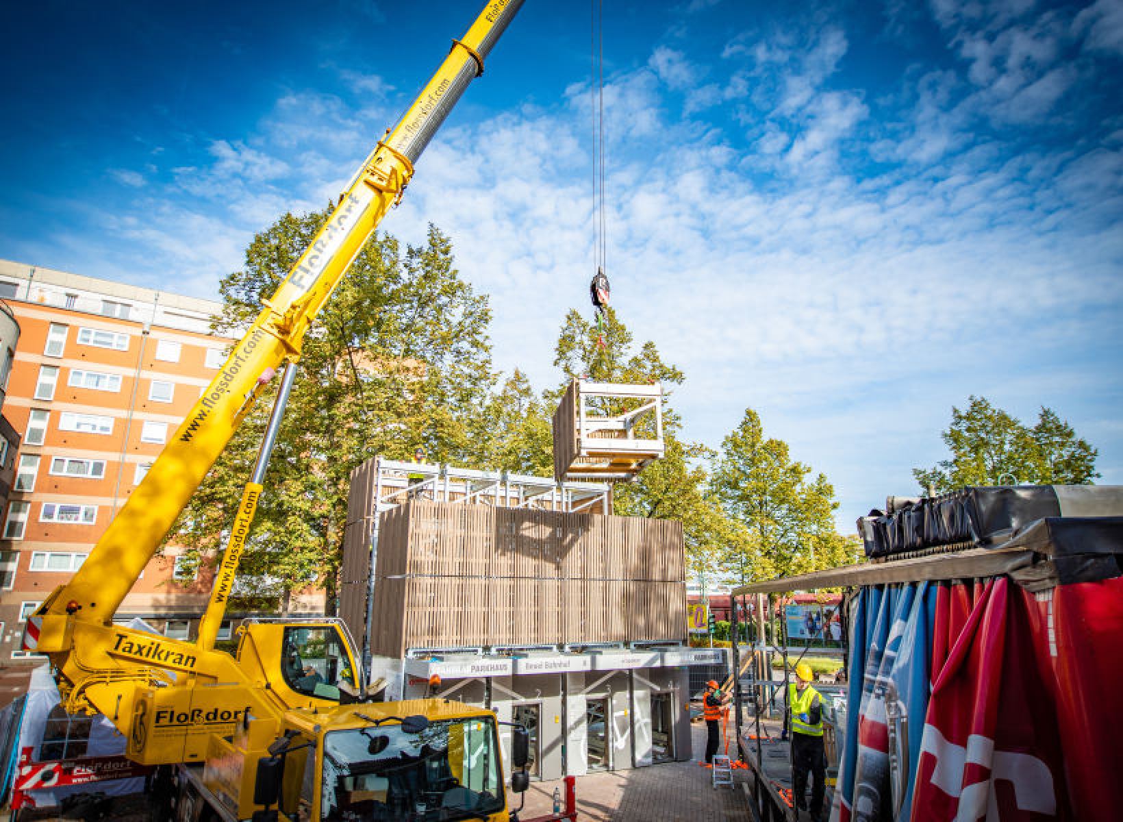 Per Kran wurden die einzelnen Elemente an die richtige Position gehoben. (Foto: SWB/Benjamin Westhoff)