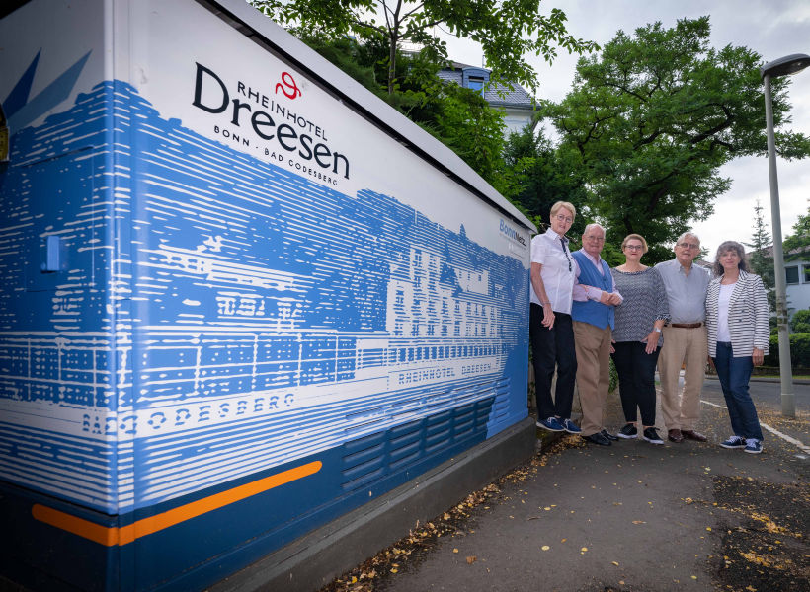 Schmucker Kasten: Sehr zufrieden mit dem Ergebnis auf der Trafostation sind (v.l.) das Hotelier-Ehepaar Elisabeth und Fritz Dreesen, SWB Energie und Wasser-Kundenbetreuerin Simone Lichtenthäler, Unternehmer Pitt Hoffmann und SWB Energie und Wasser-Kundenb