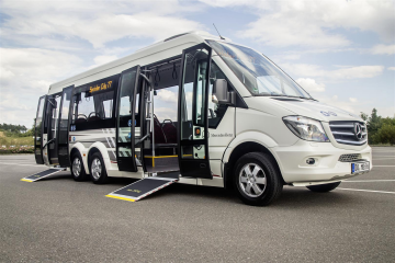 Zur Serienausstattung des Sprinter City 77 Minibus zählen Leichtmetall­räder, Kneeling, eine Klapprampe an Tür eins und ein Rollstuhlplatz gegen­über dem Einstieg.