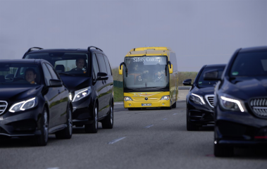 Der neue Mercedes-Benz Travego mit Active Brake Assist 3 (ABA 3) leitet auch bei stehenden Hindernissen automatisch eine Vollbremsung ein.