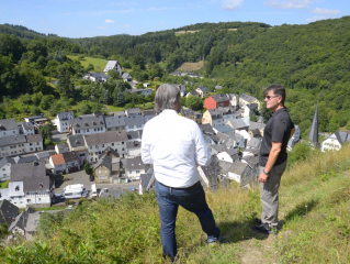 Der erste Kreisbeigeordnete Burkhard Nauroth (rechts) schnürte gerne die Wanderschuhe, um sich gemeinsam mit Diplom-Biologe Jörg Hilgers (links) ein Bild vom Monrealer Burgberg zu machen.