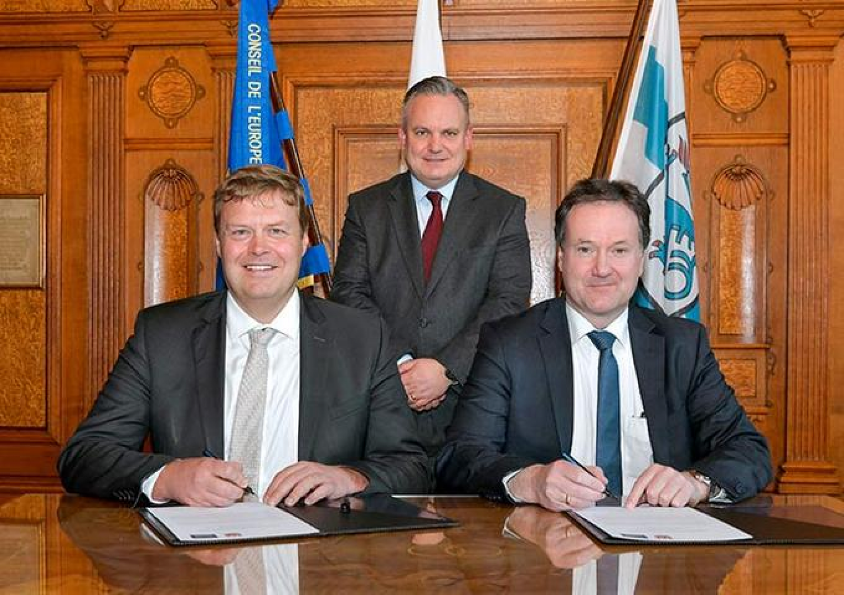 (v.l.) Michael Lederer, Bürgermeister von Karlshuld, Oberbürgermeister Christan Scharpf und Stadtwerke-Geschäftsführer Matthias Bolle bei der Vertragsunterzeichnung für die Energiepatenschaft (Foto: Stadt Ingolstadt / Rössle)