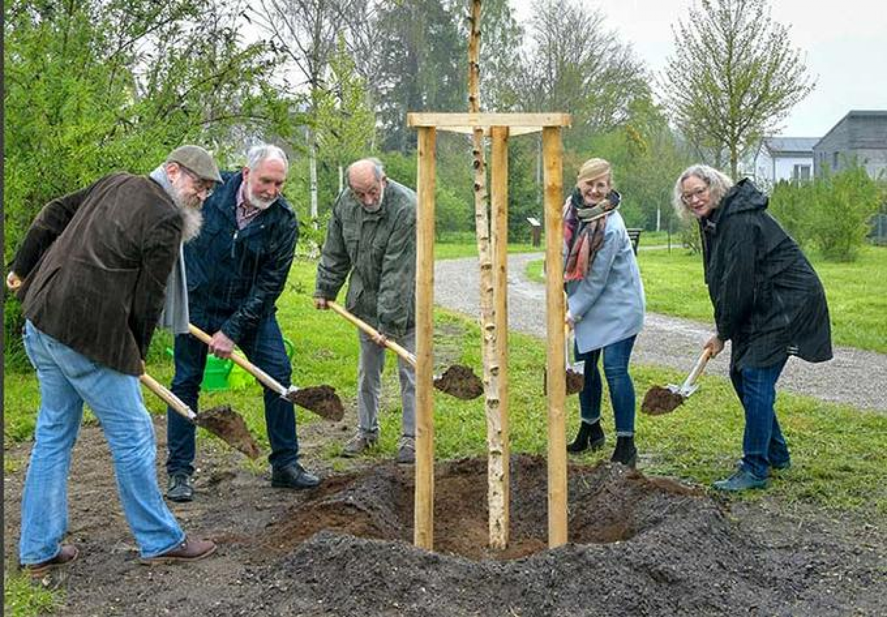 (v.l.) Gartenamtsleiter Bernward Wilhelmi, Stadtrat Franz Wöhrl, Martin Dick, BZA Mitte, Stadtbaurätin Ulrike Wittmann-Brand und Bürgermeisterin Petra Kleine (Foto: Stadt Ingolstadt / Rössle)