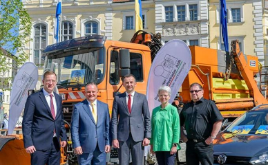 (v.l.) Robert Frank, SBI, Oberbürgermeister Christian Scharpf, Viktor Synyshyn, Bürgermeister von Iwano-Frankiwsk, Bürgermeisterin Dorothea Deneke-Stoll und Johann Wöhrl, INKB (Foto: Stadt Ingolstadt / Rössle)