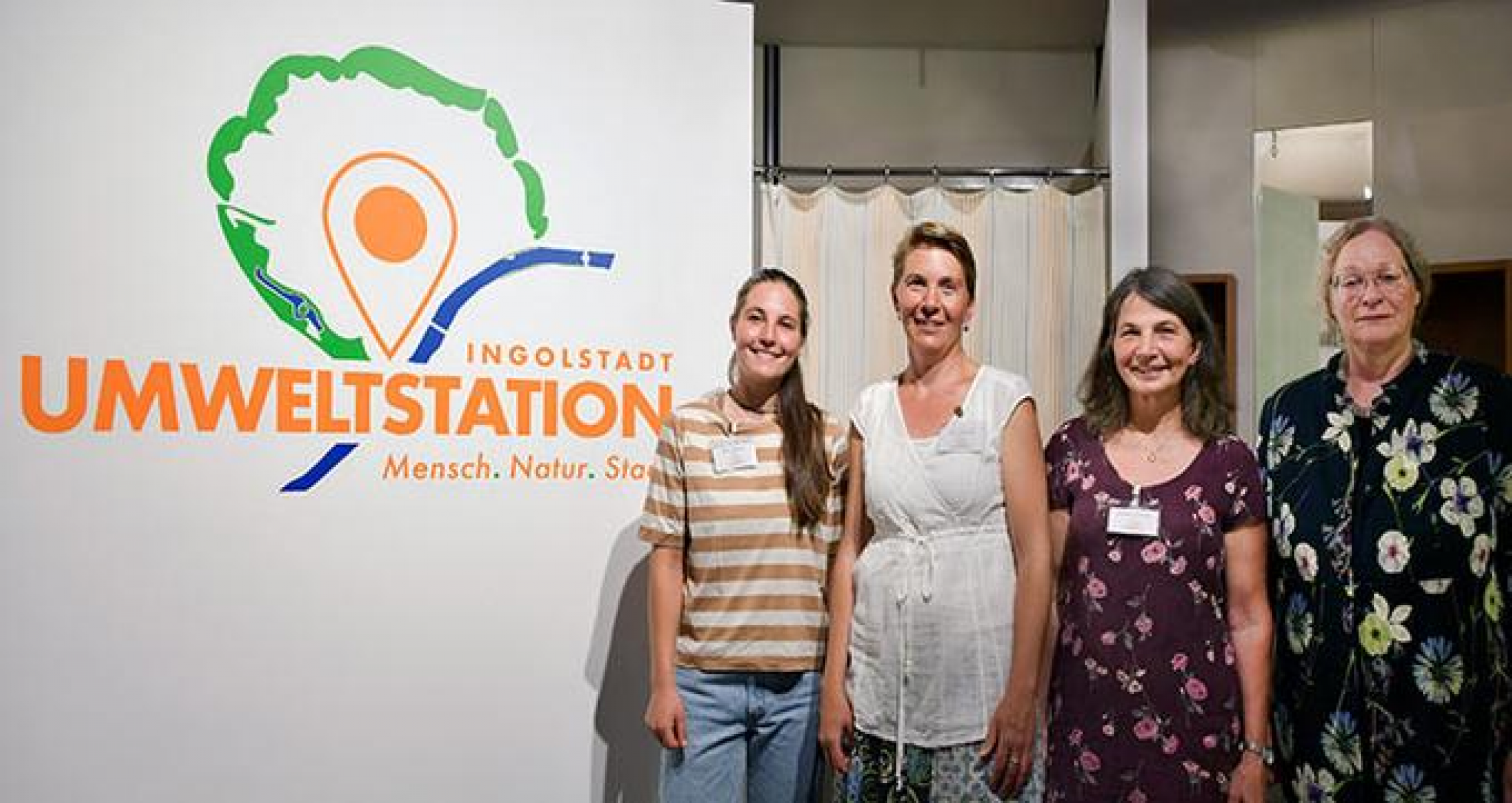 (v.l.) Johanna Kaiser (Organisation und Verwaltung), Helene Theobald (Leiterin der Umweltstation), Renate Schwäricke (Umweltbildnerin) und Bürgermeisterin Petra Kleine (Foto: Stadt Ingolstadt / Rössle)