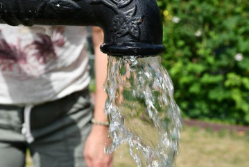 Ein Brunnen zur Gartenbewässerung spart kostbares Trinkwasser und schont damit die wertvolle Ressource und den Geldbeutel (Foto: INKB / Kraus)