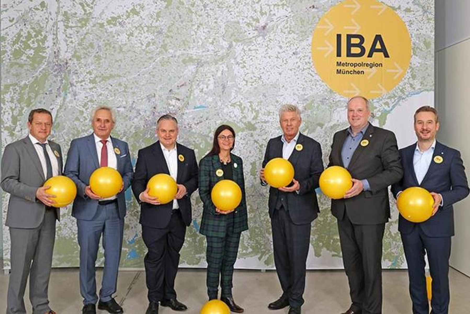 Die Gründungsgesellschafter der IBA-GmbH: (v.l.) Wolfgang Wittmann, Geschäftsführer EMM e.V., Landrat Helmut Petz, LK Freising; Ingolstadts Oberbürgermeister Dr. Christian Scharpf, Stadtbaurätin Prof. Dr. Elisabeth Merk, München, Münchens Oberbürgermeiste